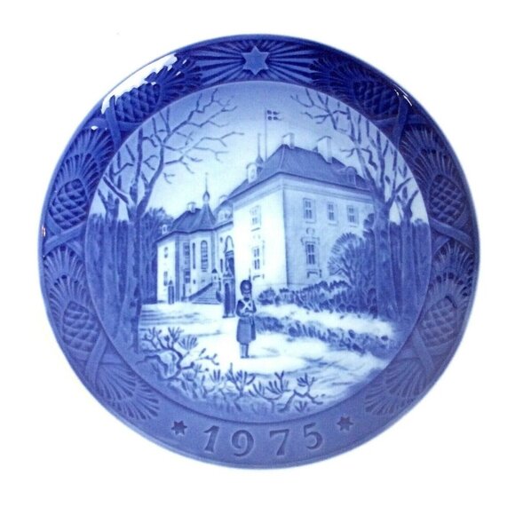 Royal Copenhagen 1975 Christmas Plate Marselisborg Palace Design By Kai Lange - Picture 1 of 5